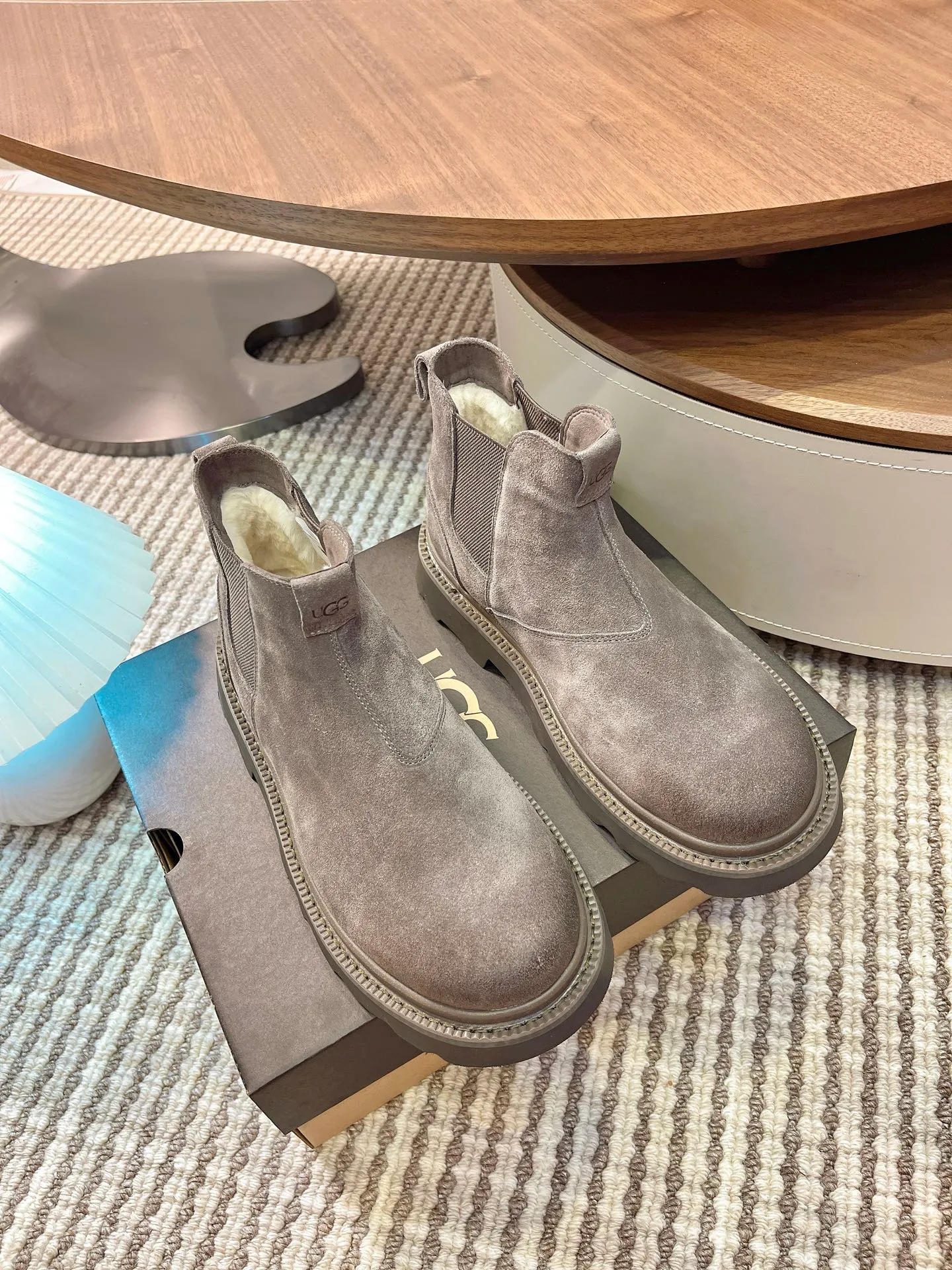【UGG】 P: 600💰 Size: 40 to 44 (45 custom-made) 2025 new style 𝑼𝑮𝑮•Men's ◾️. Winter snow boots and fur shoes. The matching coefficient is also 100%. 💥Good-looking✨Fully fashionable and stylish when worn. 📈 Lager casual boots, lace-up style. The heels are decorated with hot embossed brand logos. Item No.: 1171113 Upper: high-quality cow suede Lining: sheepskin imported from Australia 🐑The inner lining is made of Australian lamb wool Outsole: EVA non-slip outsole.